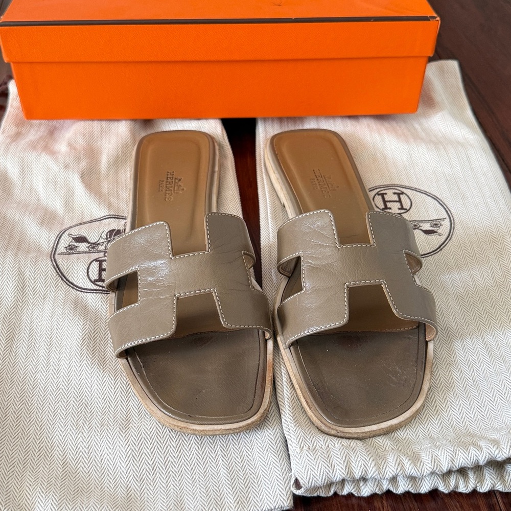 Hermes Authentic Oran Sandle in color etoupe, size 37